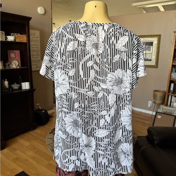 Como Blu black & white floral striped short split sleeves Vneck blouse-size XL - Picture 9 of 9